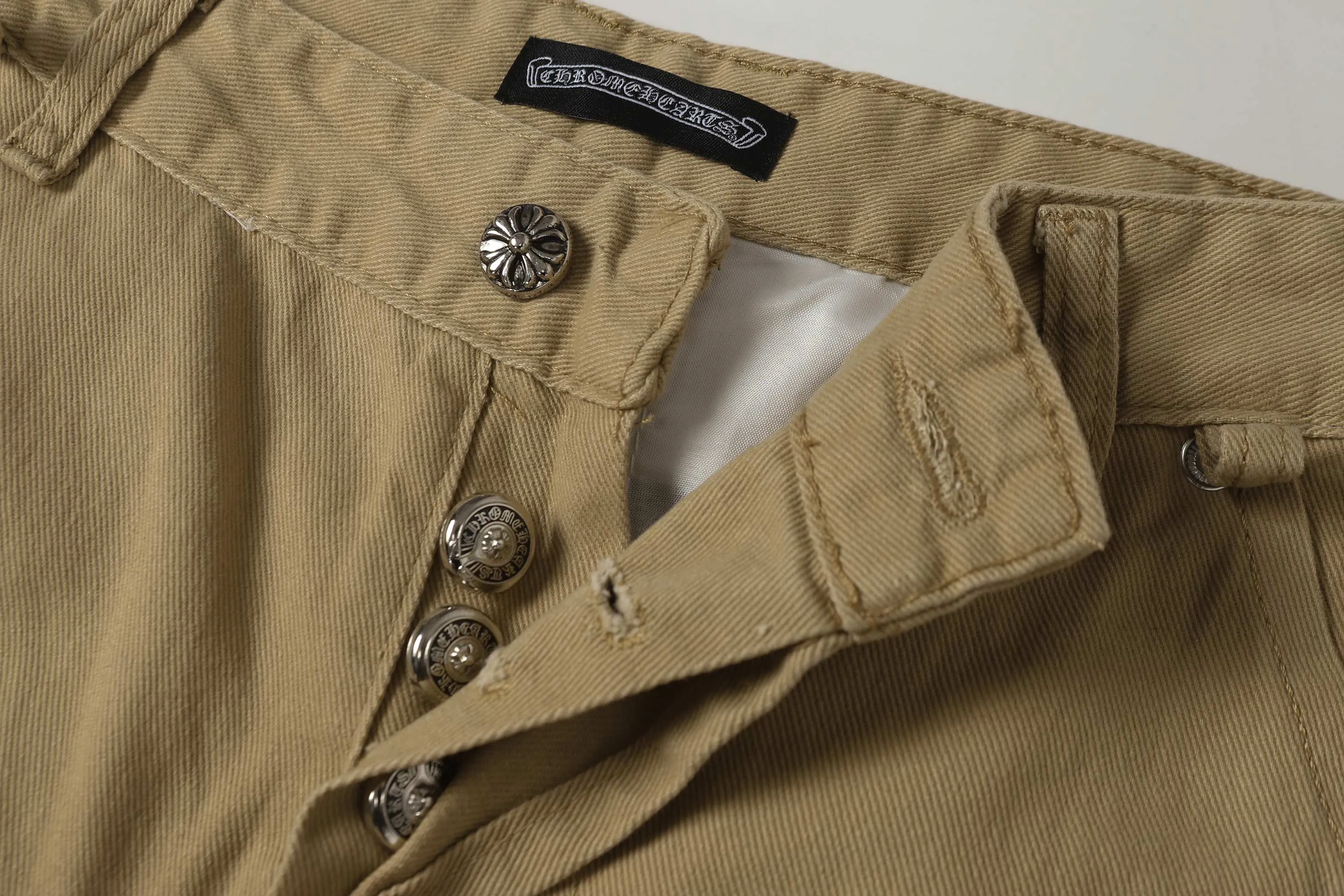 P256 Actual photo [High quality] Coding: LH242 Color: Picture color Size: S to XXXL - Chrome Hearts/Chrome Hearts Classic colored leather cross washed color cloth unisex denim trousers - Vibe style straight stacked god-level version - Carbon fine bias denim color cloth - Old vintage complete set of hardware - Chrome Hearts high version uses high ounce custom fabrics, enzyme washing and soft color fixation, soft and thick to wear The details are all produced by pure hand polishing and craftsmanship. All-over jacquard fabrics have unique design styles. Multiple processes create a full retro feel. Niche unique non-colliding shirts. Customized old spray-painted buttons. Every detail is crafted with craftsmanship. Size Pants length Waist Hips Unit cm S 98 68 100 M 99 72 104 L 100 76 108 XL 101 80 112 XXL 102 84 116 XXXL 103 88 120